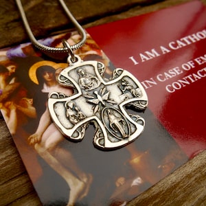 Crucifixo de 5 vias, cruz católica grande de 1", corrente de cobra de aço inoxidável de 18", inclui "SOU CATÓLICO, ligue para um padre." Cartão de Oração