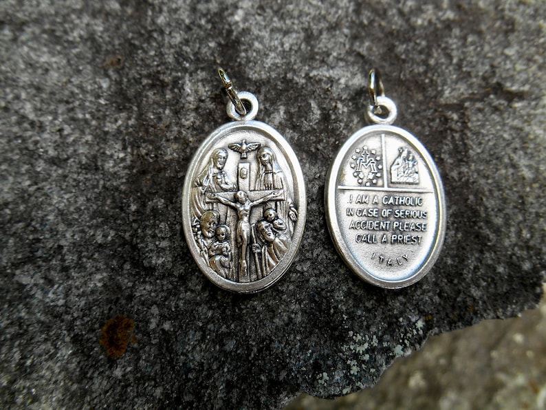 Pu&ograve; includere: Pendente ovale in argento con un'immagine religiosa su un lato e il testo "Sono cattolico in caso di grave incidente per favore chiama un prete" sull'altro lato. Il pendente &egrave; fatto in Italia.