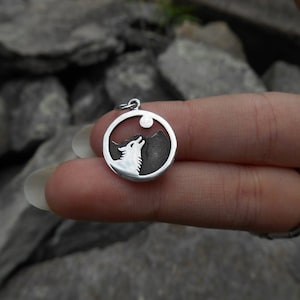 Sterling Silver Wolf Howling at the Moon Charm, Nature Charm, Wolf Charm, Sterling Silver Charm, Sterling Silver Wolf, 21mm x 15mm QTY (1)