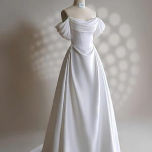 Weißes Hochzeitskleid - Langes Satinkleid - Partykleid - Off-The-Shoulder-Kleid - Geschenk für Sie - Verlobungskleid - Geschenk für die Braut