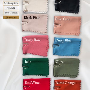 K&ouml;nnte beinhalten: Farbkarten mit 10 verschiedenen Stofffarben: Elfenbein, Schwarz, Blush Pink, Ros&eacute;gold, Dusty Rose, Dusty Blue, Jade, Olive, Rotwein und Burnt Orange. Der Stoff ist Maulbeerspule mit 70% Seide und 30% Viskose. Der Stoff ist 20 Momme.