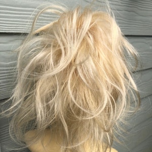 Gebleichtes Blonde 613 welliges Haar Scrunchie in Echthaar Mix mit Premium Haarverlängerungen Pferdeschwanz 20 cm