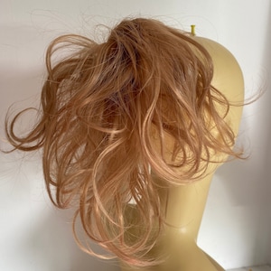 golden blonde (27) wavy hair Scrunchie in human hair mix with premium hair extensions ponytail 8 inches