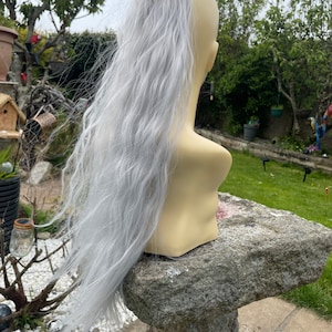 Wrap around ponytail in silver approx 23/24 inches synthetic hair (16/55)