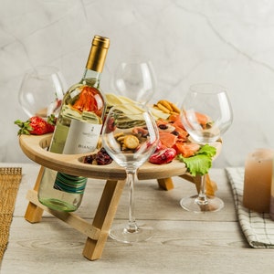 Mesa de vino grabada personalizada, carrito de vino portátil, regalo de charcutería para picnic, regalo para novios, regalo de anfitriona hecho a mano