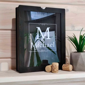 Porta corchos de vino con monograma Regalo para el día del padre Porta corchos de vino personalizado Colector de corchos Exhibidor de corchos de vino personalizado Marco de corcho de vino Regalo para papá
