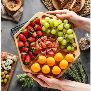 Holzschnittplatte, Vorspeisentablett für Obst und Käse, Sechskant-Snackbrett, rustikale Hostessengeschenkidee, kundenspezifisches Charcuteriebrett