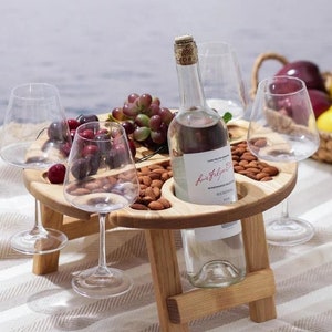 Cadeaux personnalisés vin, Table de pique-nique à vin pliante en bois, Cadeau pour amateur de vin, Divertissements en plein air, Meubles de terrasse portables, Caddy à vin image 1