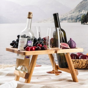 Mesa de picnic de vino personalizada, regalos de vino personalizados, carrito de vino de playa, bandeja de cama de madera, mesa de vino plegable portátil, entretenimiento al aire libre
