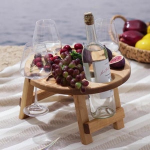 Mesa de picnic personalizada, regalo romántico, mesa de vino portátil, bandeja de cama plegable de madera, entretenimiento al aire libre, regalo para él o ella