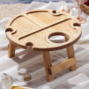 Mesa de madera personalizada para vino y queso, juego de picnic portátil, bandeja portavasos, regalo para amantes del vino