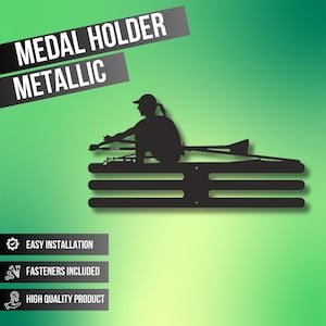 Puede incluir: Portamedallas de metal negro con forma de remero en un bote. El portamedallas tiene tres barras para las medallas. El texto "MEDAL HOLDER METALLIC" está en la parte superior de la imagen. El texto "EASY INSTALLATION", "FASTENERS INCLUDED" y "HIGH QUALITY PRODUCT" está en la parte inferior de la imagen.