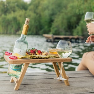 Bandeja de cama plegable de madera, mesa de picnic plegable, mesa portátil para vino y queso, mesa de vino personalizada, regalo para amantes del vino, regalo de vino