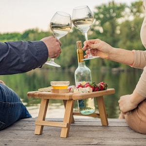 Portavasos de vino para mesa personalizados, bandeja portátil para vino y queso, idea de regalo de aniversario, regalo de madera personalizado para esposa