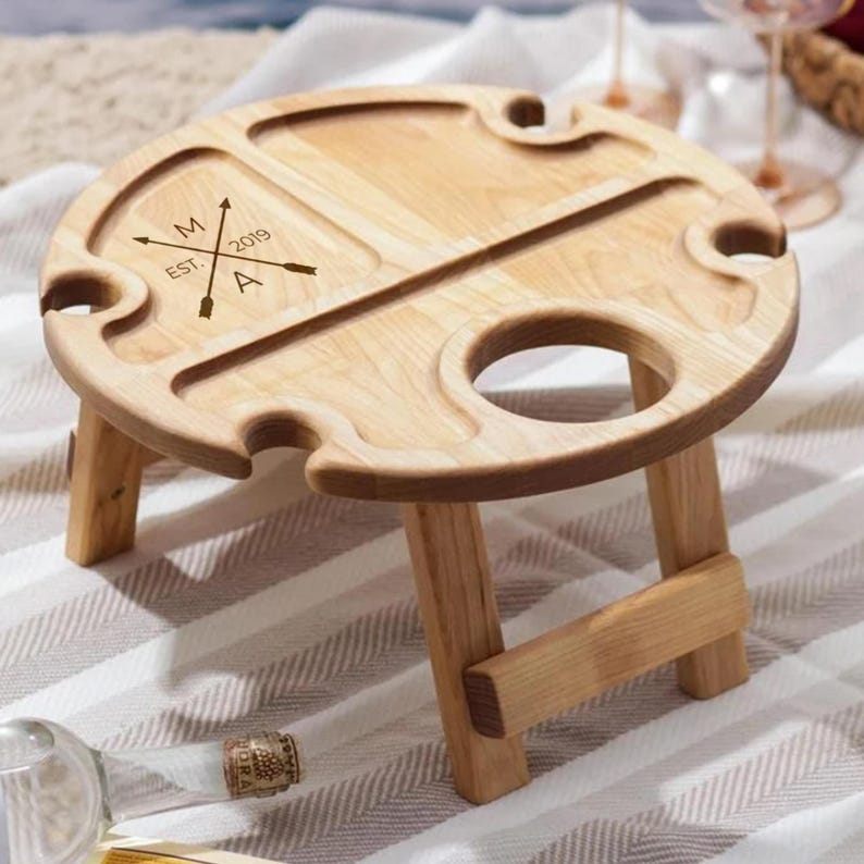 Regalos personalizados de vino, mesa de picnic plegable de madera para vino, regalo para amantes del vino, entretenimiento al aire libre, muebles de patio portátiles, carrito para vino imagen 2