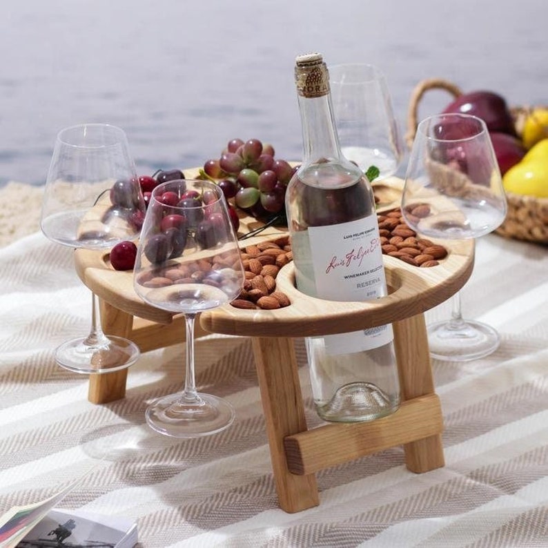 Cadeaux personnalisés vin, Table de pique-nique à vin pliante en bois, Cadeau pour amateur de vin, Divertissements en plein air, Meubles de terrasse portables, Caddy à vin image 1