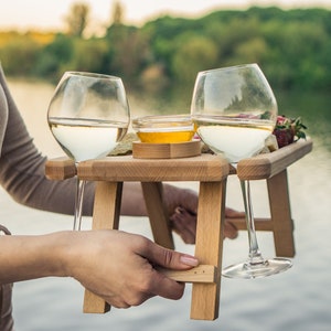 Mesa de vino personalizada con portavasos, bandeja portátil para vino y queso, regalo para ella, regalo de aniversario, regalo de madera personalizado