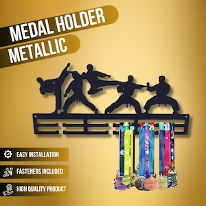 Op de afbeelding: Zwarte metalen medaillehouder met vechtsportfiguren. De houder heeft meerdere staven voor het weergeven van medailles. De tekst "MEDAL HOLDER METALLIC" staat bovenaan. De houder bevat de tekst "EASY INSTALLATION", "FASTENERS INCLUDED" en "HIGH QUALITY PRODUCT".