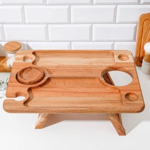 Mesa de vino portátil personalizada, tabla de charcutería portátil, bandeja de cama plegable compacta personalizada, regalo para amantes del vino
