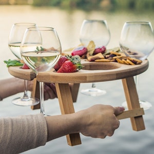 Mesa de vino portátil personalizada, portavasos de vino de madera personalizados, entretenimiento al aire libre, regalo romántico, regalos de aniversario, regalo para una pareja
