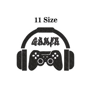 Puede incluir: Ilustración en blanco y negro de un mando de videojuego con auriculares en la parte superior. La palabra "GAMER" está escrita encima del mando.