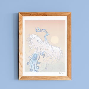 Może przedstawiać: Oprawiony wydruk artystyczny przedstawiający stylizowaną ilustrację białego feniksa z niebieskimi akcentami na brzoskwiniowym i jasnoniebieskim tle. Grafika jest w drewnianej ramie i jest zamontowana na jasnoniebieskiej ścianie.