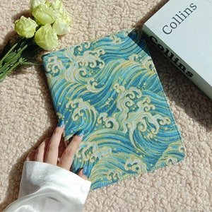 Étui pour iPad rétro en tissu avec vagues bleues de la mer avec emplacement pour stylo, iPad Air 11 pouces 13 pouces 2025 iPad A16 iPad Pro 11 pouces 13 pouces 2024 Coque iPad Air 5 Pro 12,9 pouces mini 7