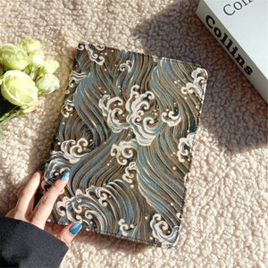 Étui pour iPad rétro en tissu avec vagues de la mer, or noir avec emplacement pour stylo, iPad Air 11 pouces 13 pouces 2025 iPad Pro 11 pouces 13 pouces 2024 iPad Air 5 Coque iPad A16 11 pouces mini 7