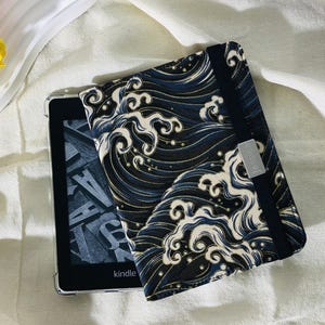 Étui rétro en tissu or noir vagues de la mer pour Kindle 6" 2024, Paperwhite 12e génération, Paperwhite 11e génération, étui Kindle personnalisé, Kindle Colorsoft