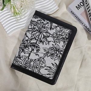Funda para iPad con bordado retro de la jungla y cuero negro, compatible con iPad Air 11" 13" M4, iPad A16, función de encendido/apagado automático, iPad Pro 11" 13" 2024, iPad Air 5 mini 7