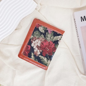 Custodia per Kindle con ricamo a olio francese, fiori, tessuto e bordo in pelle, Kindle 6" 2024, Kindle Paperwhite 12a generazione, Kindle Colorsoft