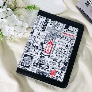 Custodia per iPad in tessuto con stampa di giornale giapponese retrò e pelle nera, iPad Air 11" 13" 2025, iPad A16, funzione Sospensione/Riattivazione, Pro 11" 13" 2024, iPad Air 5 mini 7