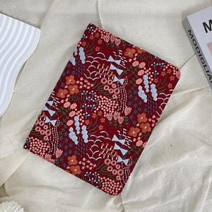 Étui pour iPad rétro en tissu rouge à fleurs brodées japonaises,iPad Air 11"13"2025,iPad A16,Veille/Réveil,iPad Pro 11"13"2024 iPad Air 5 mini 7