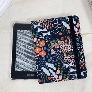 Étui en tissu bleu foncé brodé de style japonais rétro pour Kindle 6" 2024, Kindle Paperwhite 12e génération, Paperwhite 11e génération, Kindle Colorsoft