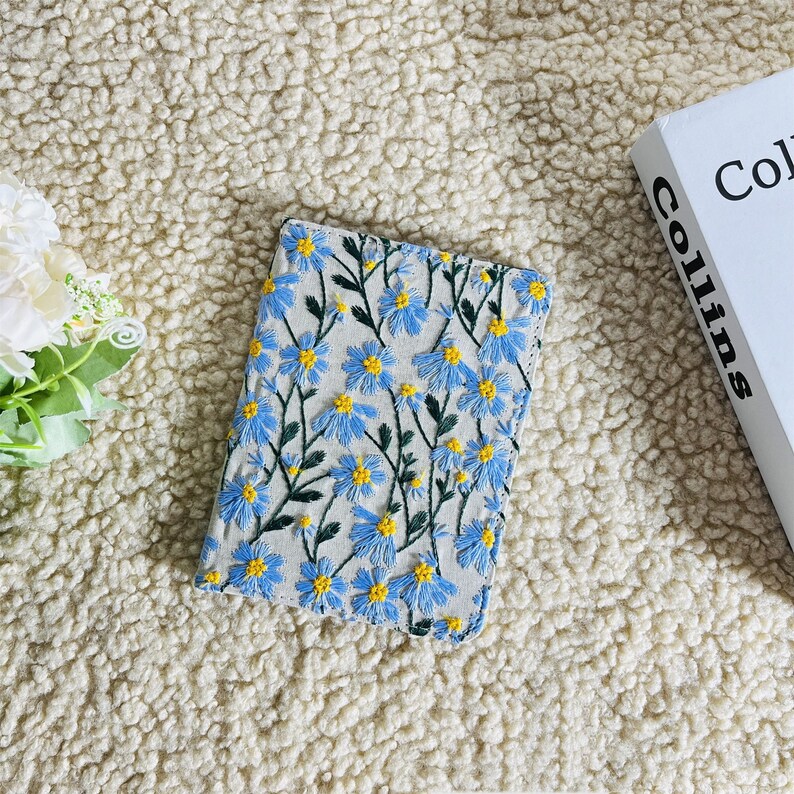 Embroidered blue daisy gray fabric Kindle case,Kindle 6 2022 Kindle Paperwhite 11th Gen case,Paperwhite 10th Gen,Kindle Oasis 10th Gen case zdjęcie 1