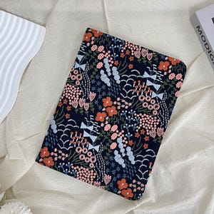 Étui pour iPad rétro en tissu bleu marine avec broderies japonaises, iPad Air 11 pouces 13 pouces 2025, iPad A16, veille/réveil, Pro 11 pouces 13 pouces iPad Air 5 iPad mini7