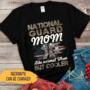 Mamá de la Guardia Nacional como mamá normal pero más fresca, camisas familiares de la Guardia Nacional, mamá orgullosa de la Guardia Nacional de los EE. UU., camisas de graduación de la Guardia Nacional