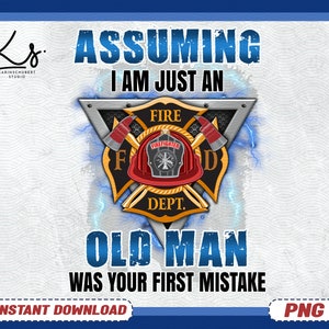 以下が含まれることがあります： 赤い、白、青の消防士のヘルメットに交差した斧と「Fire Dept.」の文字が書かれたデジタルグラフィックデザイン。グラフィックは、稲妻が走る銀色の三角形と「Assuming I am just an old man was your first mistake」のテキストで囲まれています。