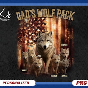 Puede incluir: Gráfico personalizado con el texto "DAD'S WOLF PACK" que representa una manada de lobos. La imagen muestra un lobo grande y seis lobos más pequeños, con espacio para nombres. El fondo muestra una bandera estadounidense estilizada y un bosque.