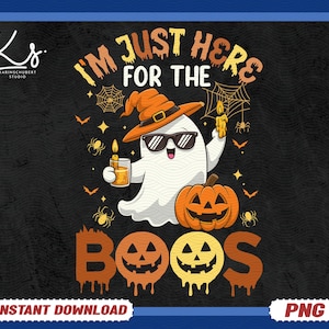 Könnte beinhalten: Ein Halloween-Grafik mit einem Cartoon-Geist, der eine Sonnenbrille und einen Hexenhut trägt und eine Kerze und ein Getränk hält. Der Text lautet "I'M JUST HERE FOR THE BOOS" mit Kürbis- und Spinnennetz-Illustrationen. Das Design befindet sich auf einem schwarzen Hintergrund.