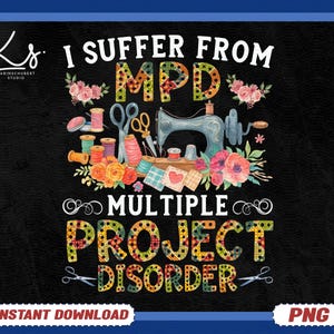 Może przedstawiać: Czarne tło z napisem "I SUFFER FROM MULTIPLE PROJECT DISORDER" w białych i kolorowych literach patchworkowych. Obraz zawiera narzędzia do szycia, kwiaty i zabytkową maszynę do szycia. Obecne są również słowa "INSTANT DOWNLOAD" i "PNG".