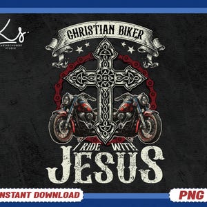 以下が含まれることがあります： 黒色のグラフィックデザイン。十字架、2台のオートバイ、テキスト「Christian Biker」と「I Ride With Jesus」が特徴です。デザインにはバナー、星、チェーンが含まれています。