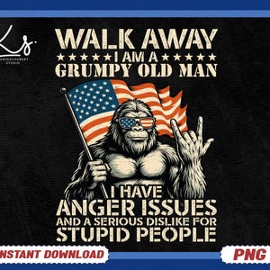 Op de afbeelding: Een digitale afbeelding met een Bigfoot-achtig wezen met een zonnebril met een Amerikaans vlagontwerp, met een Amerikaanse vlag en een rock-and-roll handgebaar. Tekst luidt "WALK AWAY I AM A GRUMPY OLD MAN" en "I HAVE ANGER ISSUES AND A SERIOUS DISLIKE FOR STUPID PEOPLE."