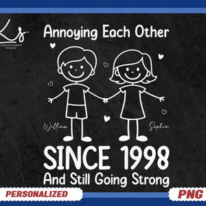以下が含まれることがあります： 黒板風のプリントには、手をつないだ棒人間が描かれており、「Annoying Each Other Since 1998 And Still Going Strong」というテキストが書かれています。「William」と「Sophia」という名前が人物の下にあります。プリントには青い縁があります。