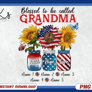 Op de afbeelding: Een digitaal ontwerp met drie glazen potten met de woorden 'Geloof', 'Hoop' en 'Liefde' erop. De potten zijn versierd met rood-wit-blauwe strepen en worden omringd door zonnebloemen en een rood-wit-blauwe Amerikaanse vlag. De tekst 'Gesegend om oma genoemd te worden' staat bovenaan het ontwerp.