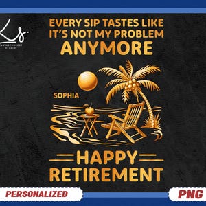 Könnte beinhalten: Schwarzer Hintergrund mit einer goldenen Illustration einer Strandszene, einschließlich einer Palme, eines Strandstuhls und eines kleinen Tisches. Der Text lautet "EVERY SIP TASTES LIKE IT'S NOT MY PROBLEM ANYMORE" und "HAPPY RETIREMENT". Der Name "SOPHIA" ist ebenfalls enthalten.