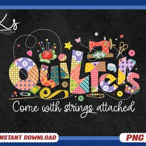 Pode incluir: Um design de colcha de retalhos colorido com as palavras "Quilters" e "Come with strings attached". O design está sobre um fundo preto com uma máquina de costura, botões e outros materiais de costura.