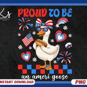 Puede incluir: Gráfico digital con un ganso con gafas de sol y un lazo patriótico, sosteniendo un perrito caliente y una bandera estadounidense. El texto dice "PROUD TO BE an ameri goose" con fuegos artificiales, corazones y estrellas. El diseño está sobre un fondo negro.