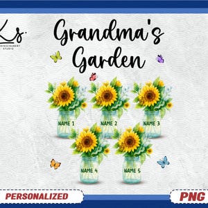 Puede incluir: Un diseño digital personalizado con girasoles en tarros de albañil, etiquetados con nombres. El texto "Grandma's Garden" se muestra encima de los tarros, con mariposas. El diseño incluye las palabras "Personalizado" y "PNG".