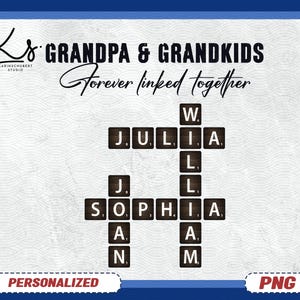 Puede incluir: Un letrero familiar personalizado con el texto "GRANDPA & GRANDKIDS Forever linked together". El diseño presenta nombres escritos con fichas de Scrabble. El letrero incluye los nombres Julia, Sophia, William, Liam y Adam. El letrero está etiquetado como "PERSONALIZADO" y "PNG".